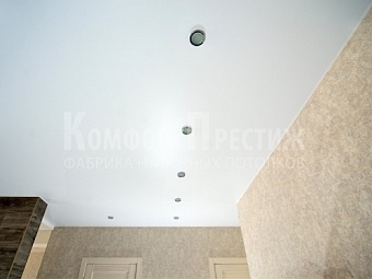 Классические натяжные потолки в прихожей 6